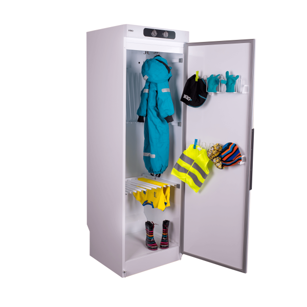 Balts apģērbu žāvēšanas skapis ar ventilācijas izvadu, iekšā zila virsjakas, dzeltenas drēbes un aksesuāri.