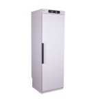 Balts apģērbu žāvēšanas skapis ar melnu rokturi, taisnstūra forma, ventilācijas izvads augšpusē.