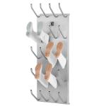 Apavu žāvētājs ar siltā gaisa plūsmu, sudraba krāsā, ar 4-21 pāriem, ar baltiem un pelēkiem apaviem uz statīva.