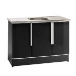 Melna izlietne ar nerūsējošā tērauda virsmu, trīs durvīm un vienu izlietni vidū. Moderns un funkcionāls dizains.