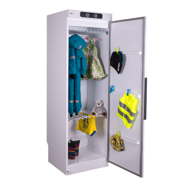 Balts veļas žāvēšanas skapis ar divām durvīm, iekšpusē apģērbi un aksesuāri, iekārtots ar plauktiem un pakaramiem.