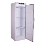 Balts apģērbu žāvēšanas skapis ar divām plauktiem un ventilācijas izvadu, moderns un funkcionāls dizains.