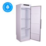 Balts apģērbu žāvēšanas skapis ar atvērtām durvīm, iekšpusē plaukti un ventilācijas izvads.