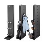 Melns, vertikāls apģērbu un apavu žāvētājs ar plauktiem un stiprinājumiem, paredzēts žāvēšanai.