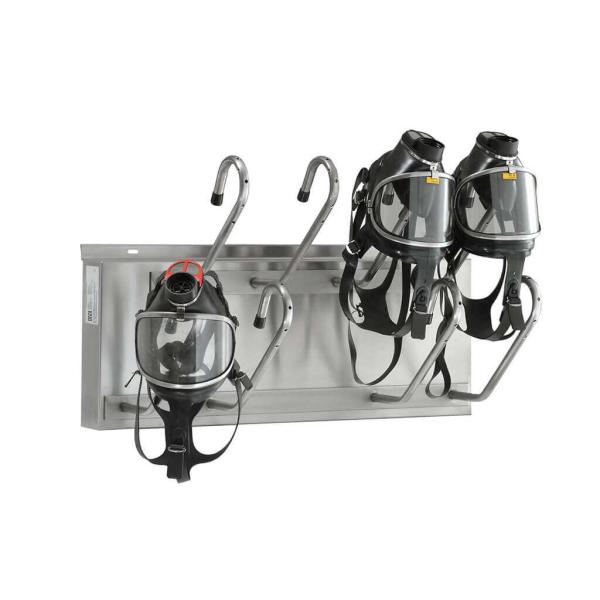 Masku žāvētājs ar metāla plati un trīs melnām maskām, kas piestiprinātas pie āķiem. Moderns un funkcionāls dizains.