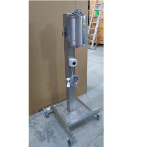 Mobilais stends aizsargtērpu žāvētājam, izgatavots no nerūsējošā tērauda, ar riteņiem un elektrisko vadību.