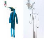 Hidrotērpu žāvētājs ar metāla konstrukciju un zilu tērpu, kas pakārts uz statīva.