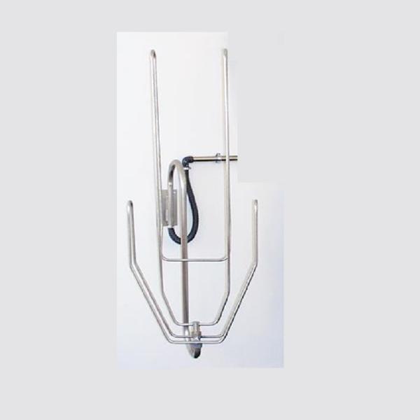 Žāvēšanas rāmis sausajam hidrotērpam, izgatavots no nerūsējošā tērauda, ar divām vertikālām un horizontālām daļām.