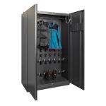 Melns žāvēšanas skapis ar divām durvīm, iekšpusē apģērbs un apavi, vairākas pakaramās un plaukti.