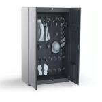 Melns žāvēšanas skapis ar durvīm, iekšpusē pakaramie un plaukti apģērbu un apavu žāvēšanai. Moderns un funkcionāls dizai