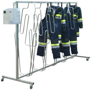 Aizsargapģērbu žāvēšanas iekārta ar metāla rāmi, uz kura pakārti tumši zili tērpi ar atstarojošām svītrām.