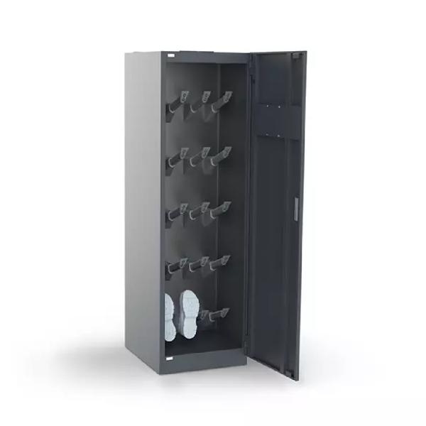 Apavu žāvēšanas skapis ar pelēku metāla korpusu, iekšpusē astoņi žāvēšanas āķi un divi apavi apakšā.