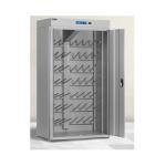 Apavu žāvēšanas skapis ar sudraba krāsu, stikla durvīm un iekšējiem žāvētājiem. Moderns un funkcionāls dizains.