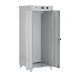 Balts apģērbu žāvēšanas skapis ar divām durvīm, ventilācijas izvads augšpusē, metāla konstrukcija un stabili kājiņas.