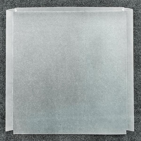 Caurspīdīgs apavu paliknis NIMO, kvadrātveida forma, izgatavots no plāna materiāla, ar noapaļotiem stūriem.