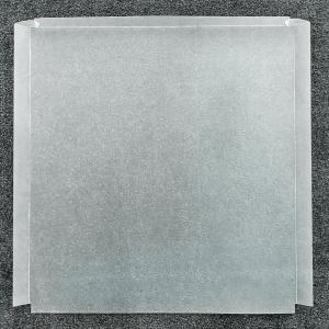 Caurspīdīgs apavu paliknis NIMO, kvadrātveida forma, izgatavots no plāna materiāla, ar noapaļotiem stūriem.