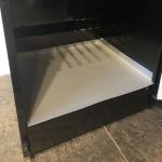 Melns apavu paliknis NIMO žāvēšanas skapim ar gludu, taisnstūrveida formu un baltu iekšējo virsmu.