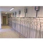 Siltā gaisa pūtējs ar metāla konstrukciju, uzstādīts pie sienas, ar vairākiem sildītājiem un caurulēm.