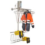 Siltā gaisa pūtējs ar metāla konstrukciju, oranžu virsdrēbju un dzeltenu zābaku pakarināšanai.