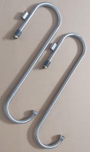 Metāla S-loka savienojuma caurules, sudraba krāsā, ar diviem stiprinājumiem abos galos.