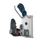 Apavu žāvētājs ar apsildāmiem rokturiem, sudraba krāsā, piestiprināts pie sienas, tur slēpošanas apavus un cimdus.