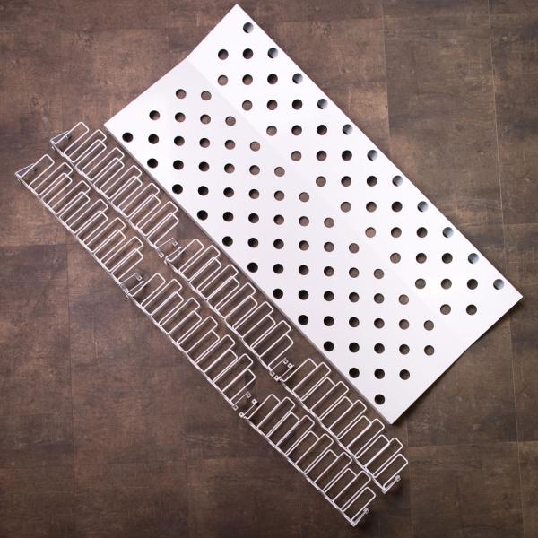 Metāla plāksne ar caurumiem un metāla stiprinājumi, sudraba krāsā, piemērota aksesuāriem.