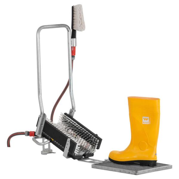 Zābaku mazgāšanas stacija ar metāla rāmi, dzeltenu zābaku un tīrīšanas suku, paredzēta efektīvai zābaku tīrīšanai.