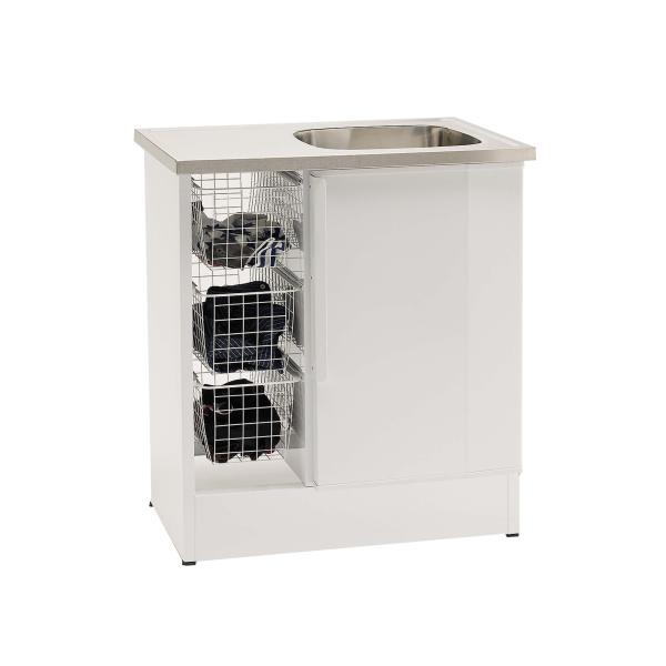 Balta izlietne ar metāla izlietni, blakus metāla režģis un trīs plaukti apakšā. Elegants un funkcionāls dizains.