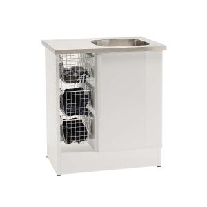 Balta izlietne ar metāla izlietni, blakus metāla režģis un trīs plaukti apakšā. Elegants un funkcionāls dizains.