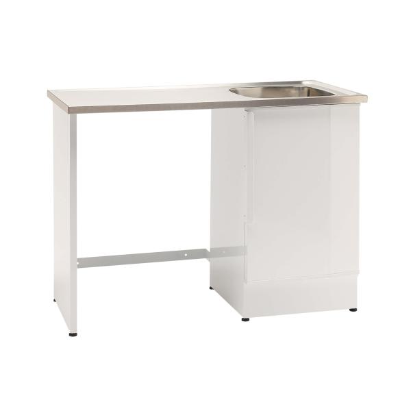 Balta izlietne ar nerūsējošā tērauda izlietni, taisnstūra forma, metāla kājas un gluda virsma.