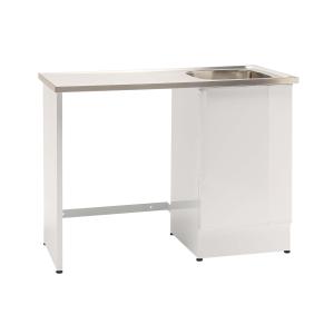 Balta izlietne ar nerūsējošā tērauda izlietni, taisnstūra forma, metāla kājas un gluda virsma.